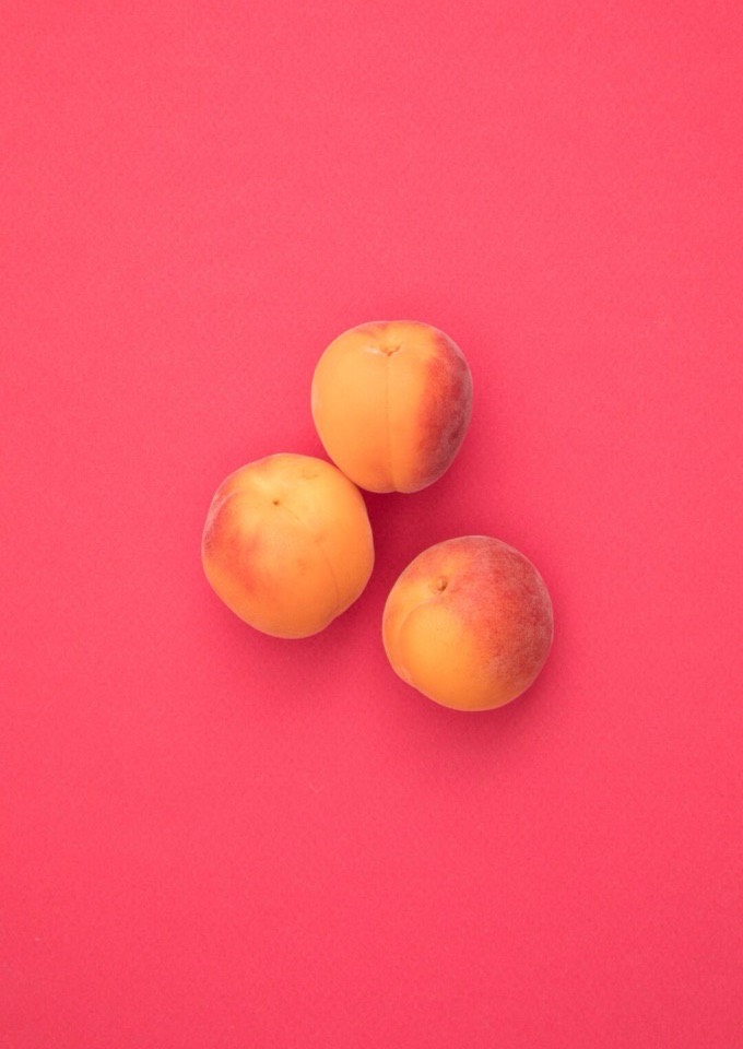 Trois abricots mûrs